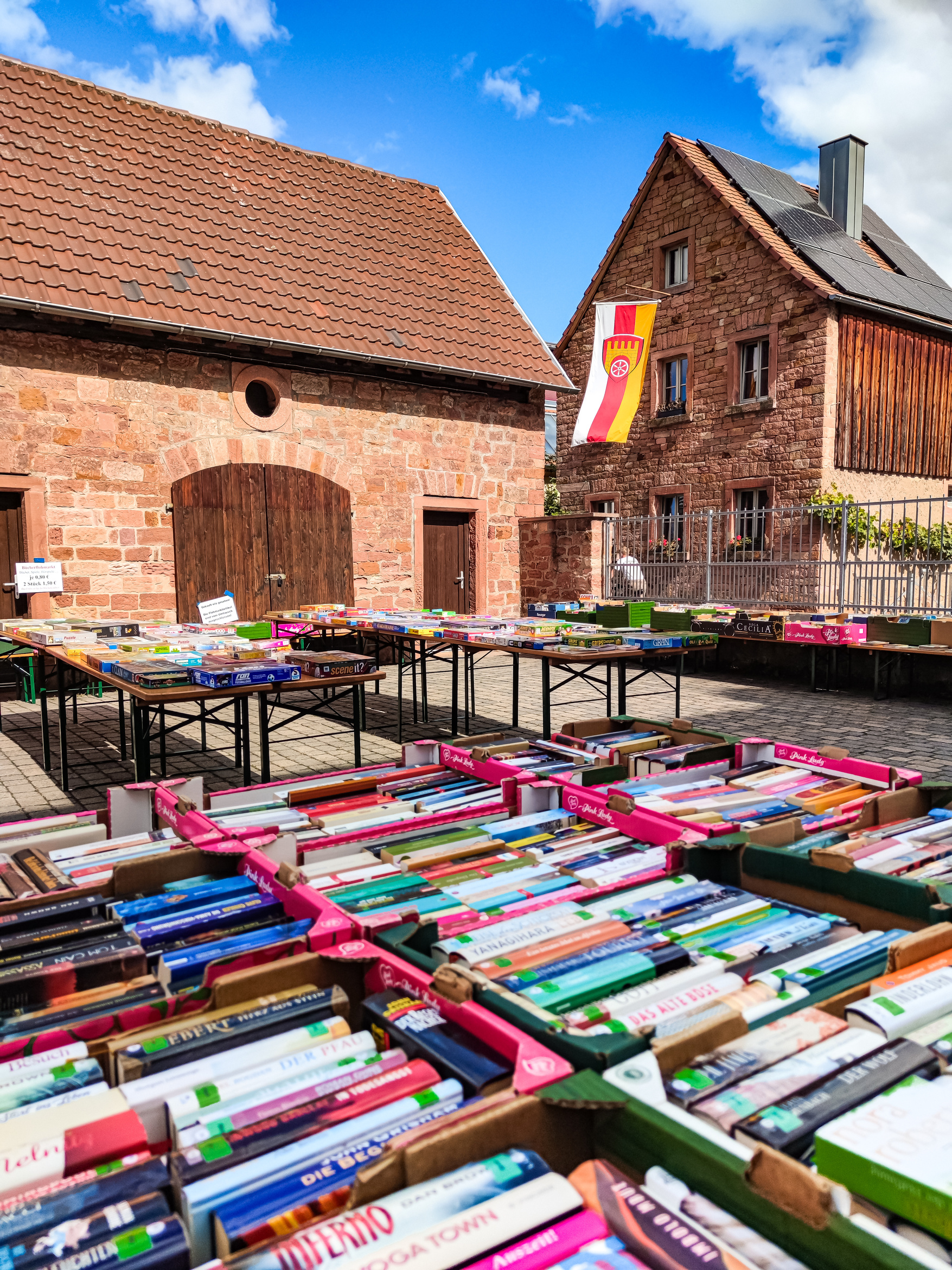 Blick über den Büchertisch