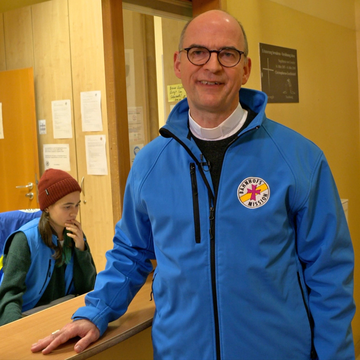 Bischof Dr. Jung bei der Bahnhofsmission
