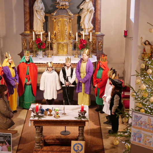 Gruppenbild von der Empore in den Altarraum der Kirche