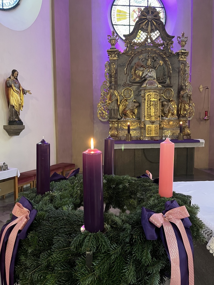 Adventskranz in der Pfarrkirche St. Margareta Kahl