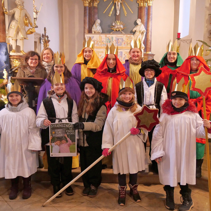 Gruppenbild auf den Altarstufen in der Pfarrkirche St. Wolfgang in Hausen.