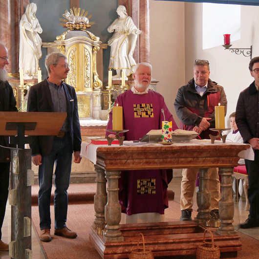 Um den Altar stehen fünf Männer. In der Mitte ist Pater Matthäus.