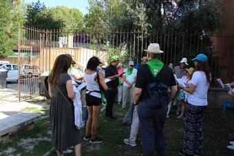 Pilgergruppe betet im Schatten auf dem Aventin