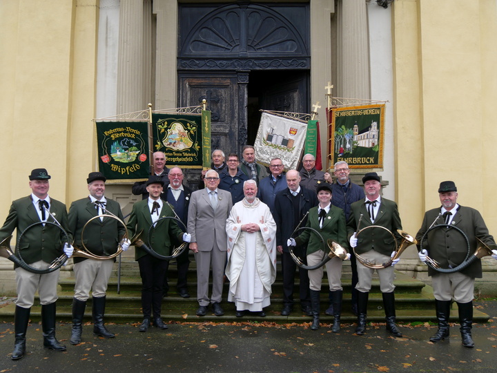 Ein Gruppenbild im Freien auf der Treppe zum Haupteingang.