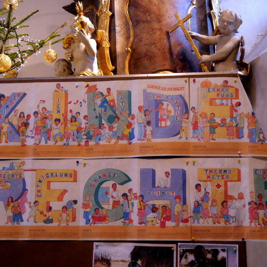 Die Pinwand mit Plakaten