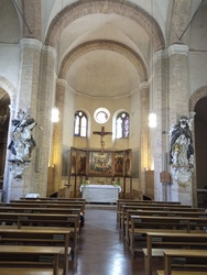 Blick auf den Altar im Innenraum der Kirche Maria della Petá