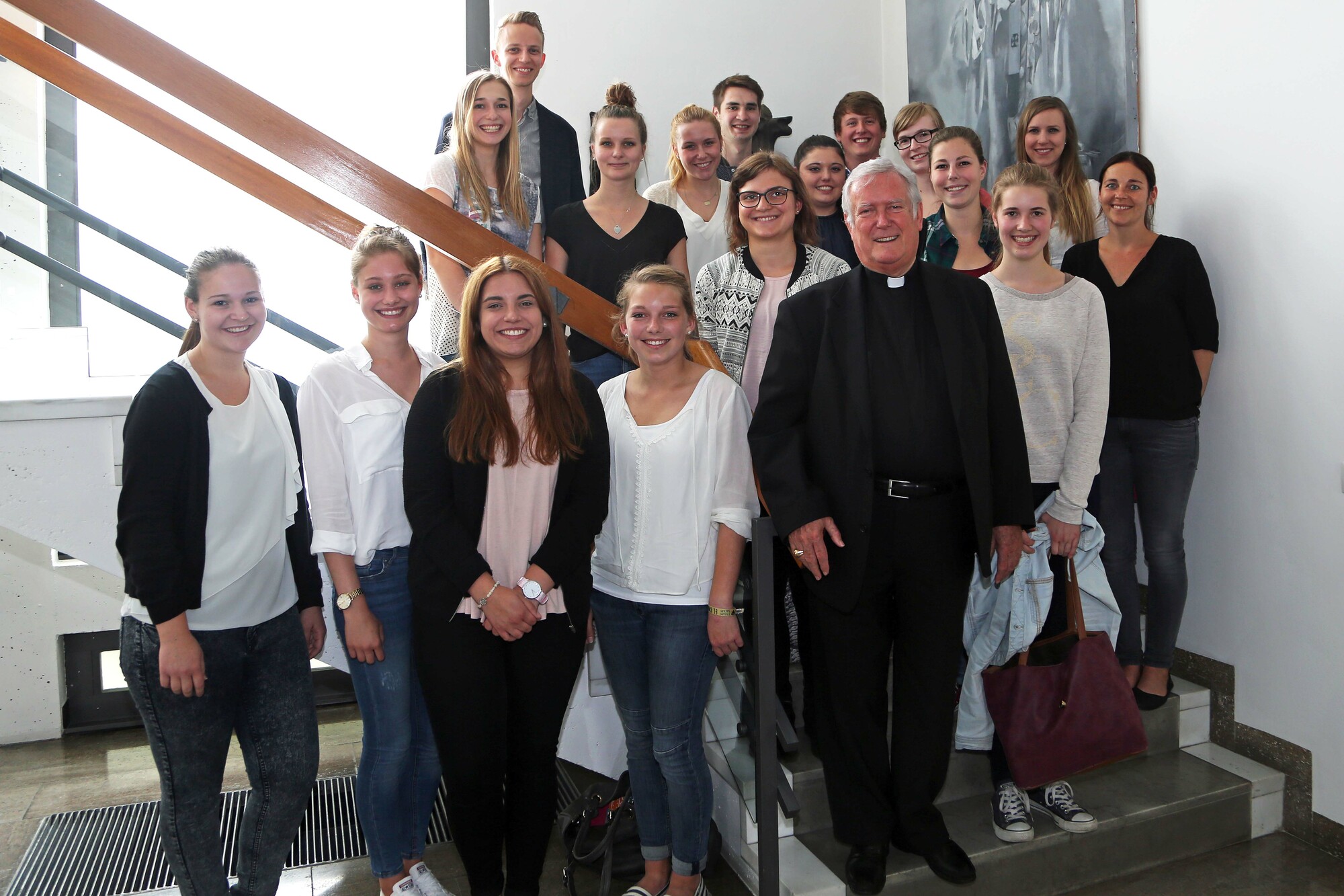 Bischof Hofmann steht Auszubildenden Rede und Antwort