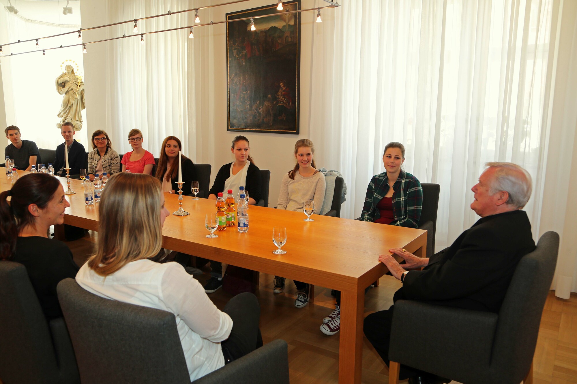 Bischof Hofmann steht Auszubildenden Rede und Antwort