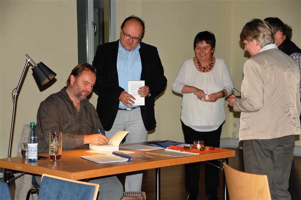 Helmut Vorndran beim Signieren