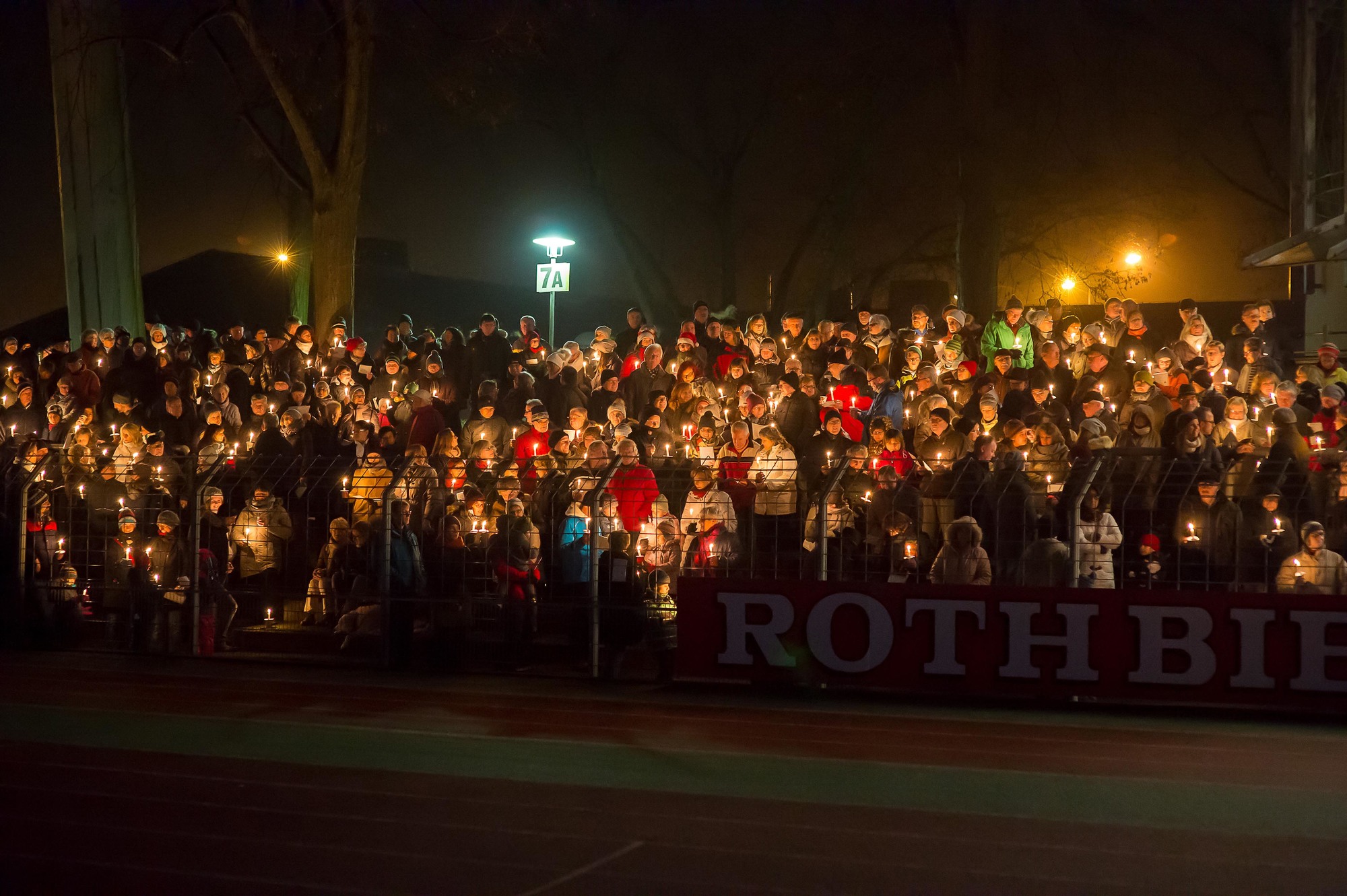 Im Stadion erklingen Weihnachtslieder
